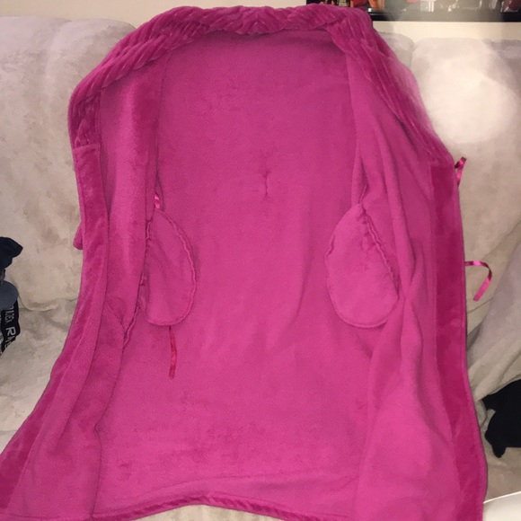 Simply styled medium pink plush robe with pockets 💕 - Picture 2 of 5